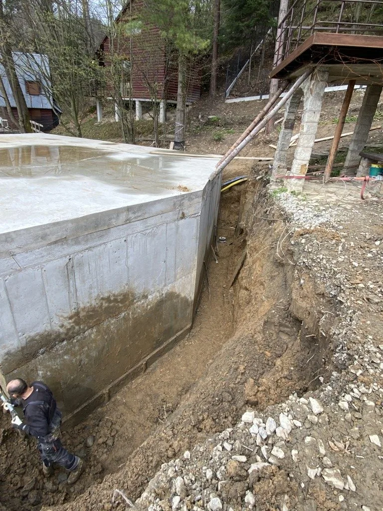 Surowy fundament piwnicy w wykopie przed zabezpieczeniem